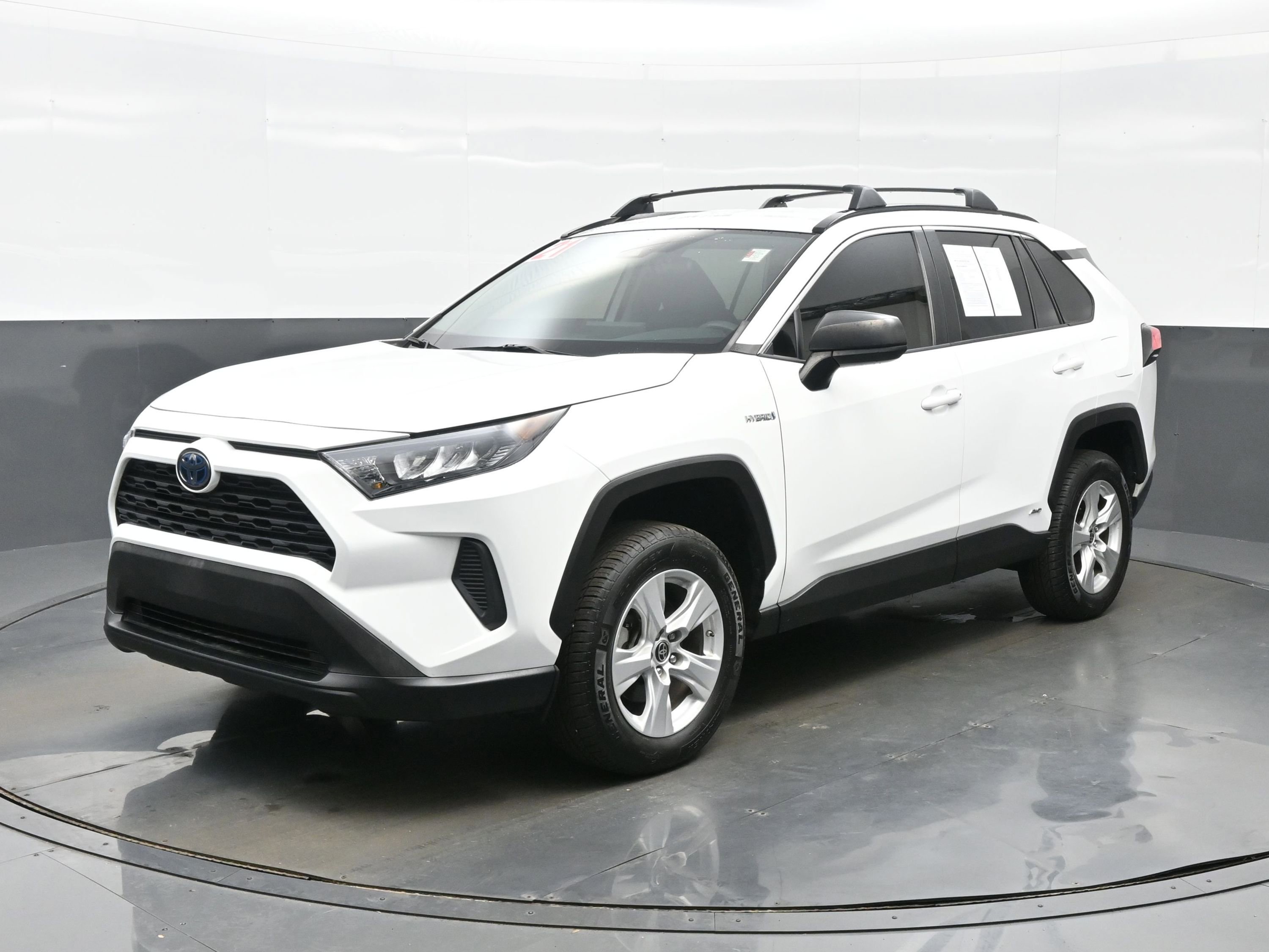 Used 2021 Toyota RAV4 LE AWD/4WD image 2