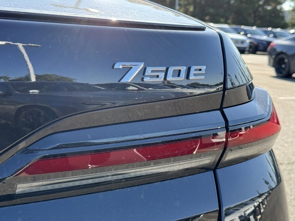 New 2025 BMW 750e xDrive w/ Premium Package image 9