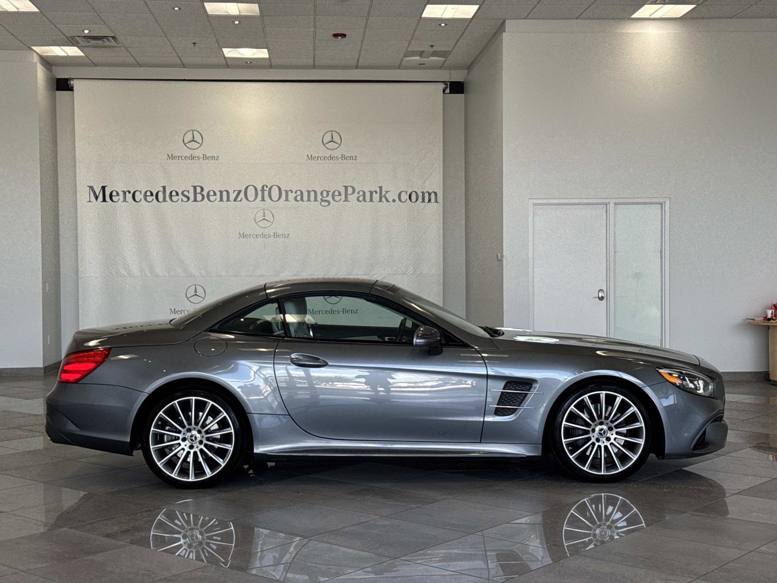 Used 2017 Mercedes-Benz SL 550 image 3