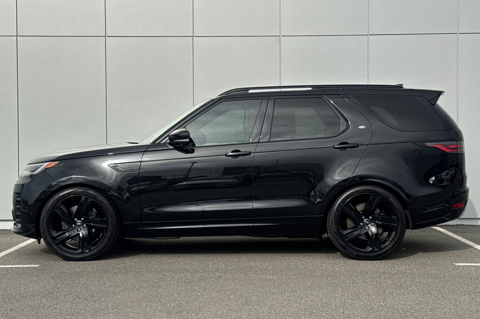 Certified 2024 Land Rover Discovery Metropolitan Edition image 2