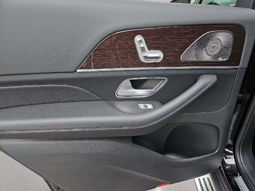 Used 2025 Mercedes-Benz GLS 450 4MATIC image 14