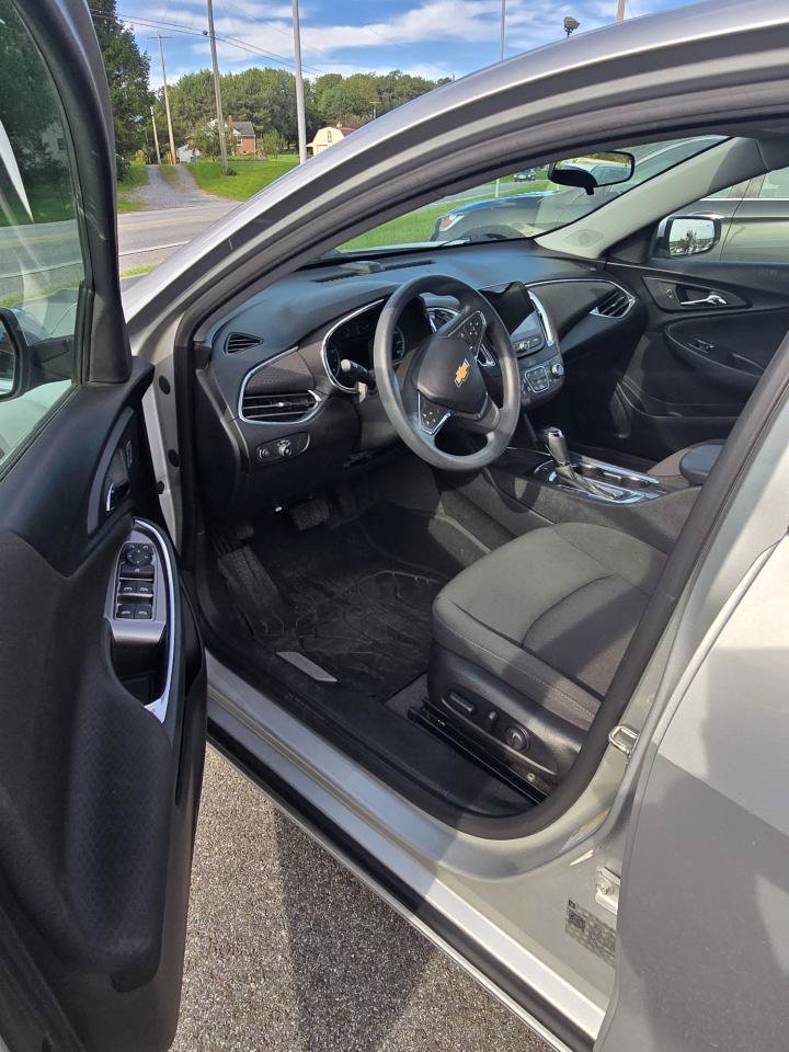 Used 2019 Chevrolet Malibu LT w/ Driver Confidence Package FWD image 2