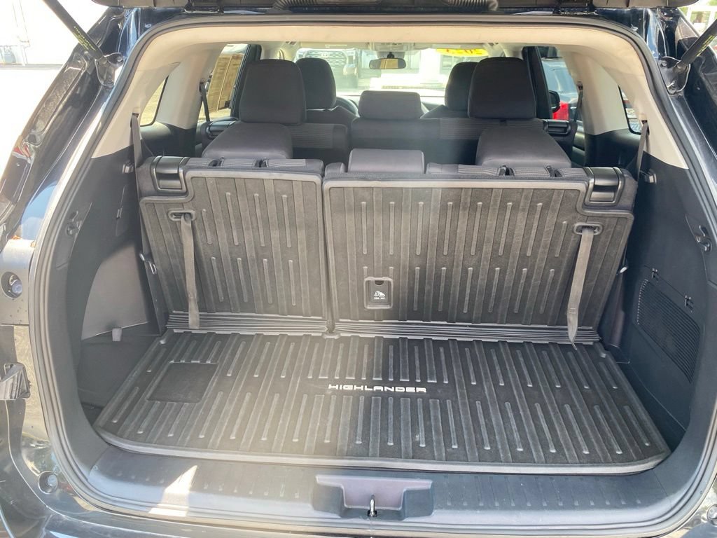 Used 2023 Toyota Highlander L FWD image 11