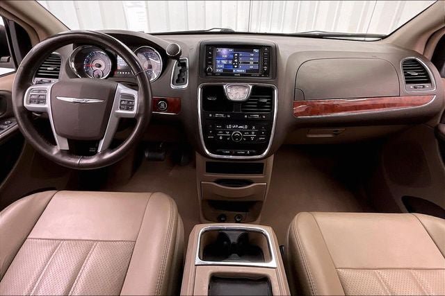 Used 2014 Chrysler Town & Country Touring-L w/ Trailer Tow Group FWD image 14