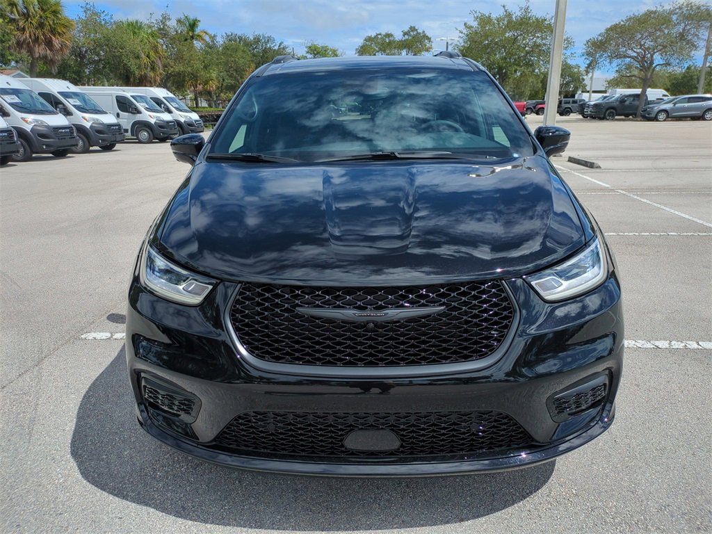 New 2026 Chrysler Pacifica Select w/ S Appearance Package image 3