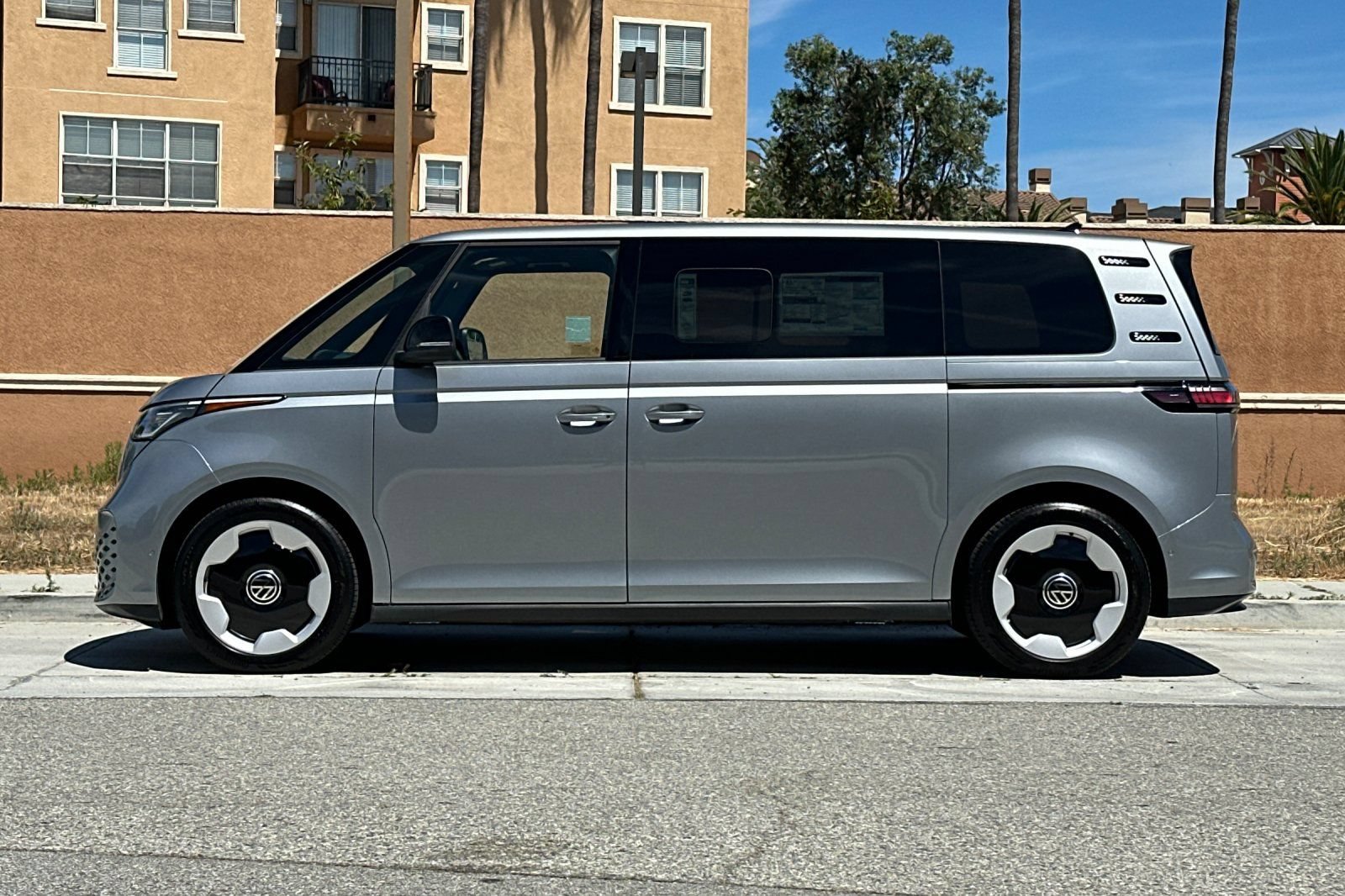 New 2025 Volkswagen ID. Buzz Pro S RWD image 7
