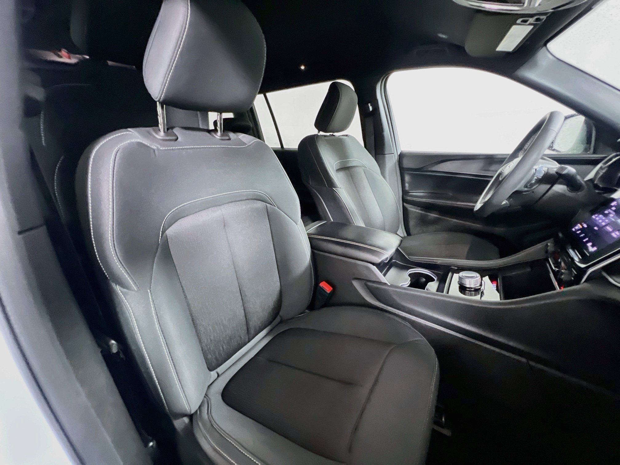Used 2025 Jeep Grand Cherokee L Laredo RWD image 30