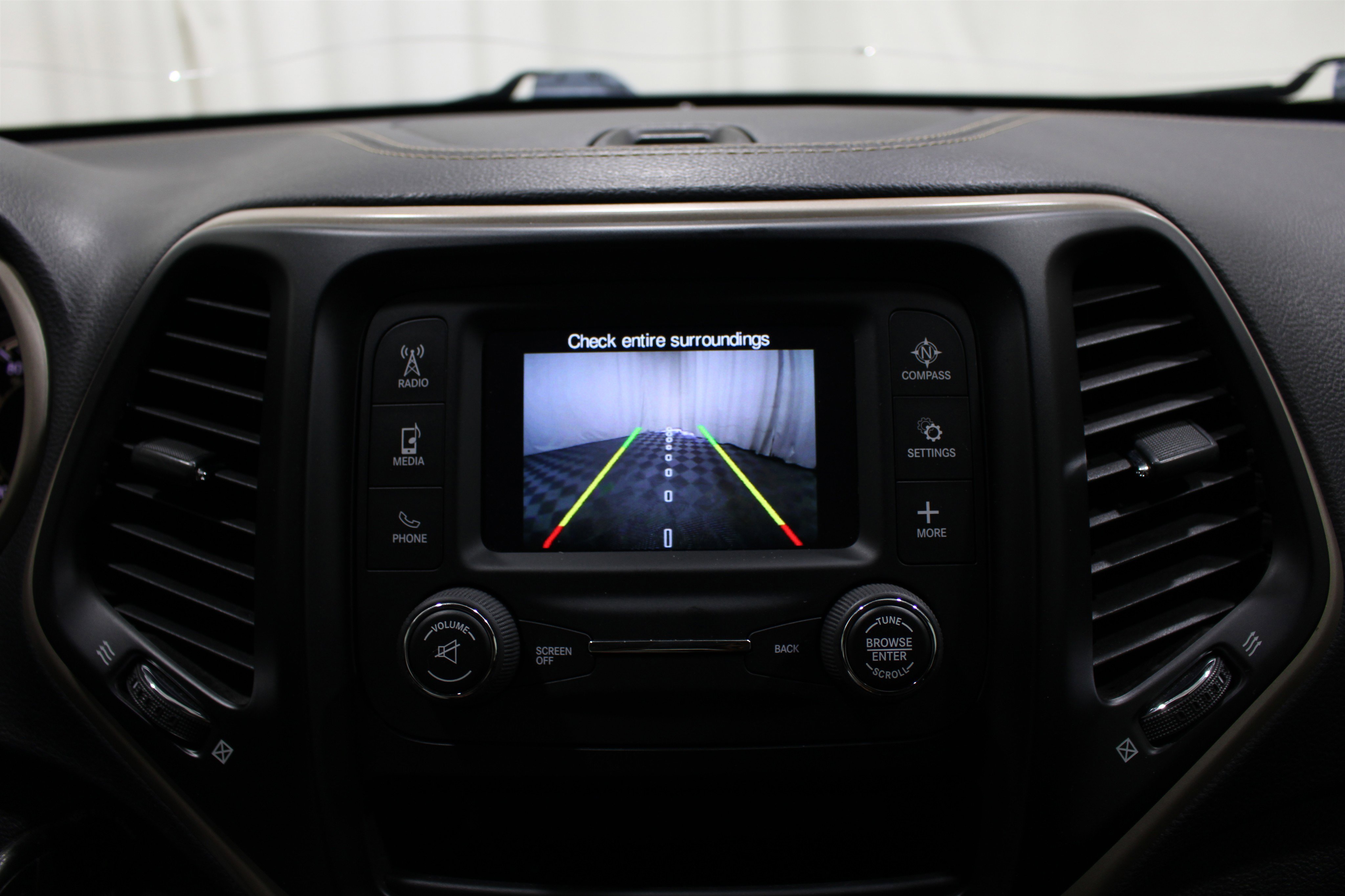 Used 2018 Jeep Cherokee Latitude FWD image 14