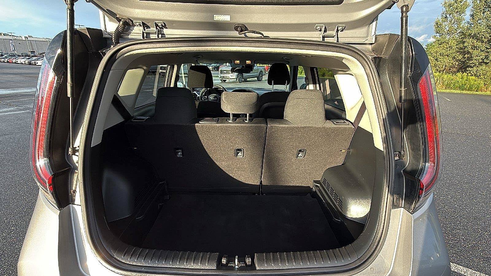 Used 2023 Kia Soul LX w/ Option Group 015 FWD image 18