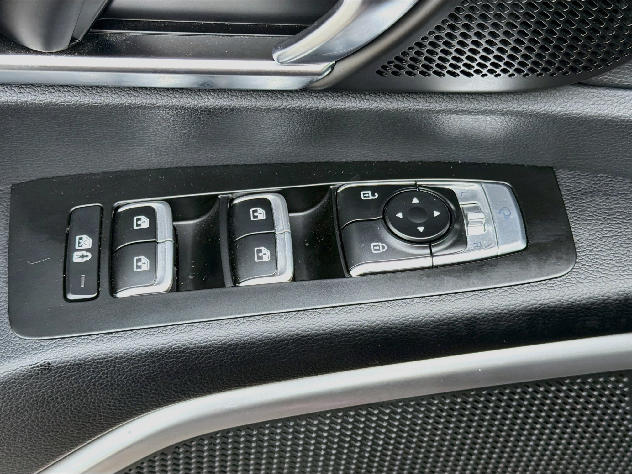 Used 2024 Kia Telluride EX w/ EX Captain's Chair Package FWD image 25