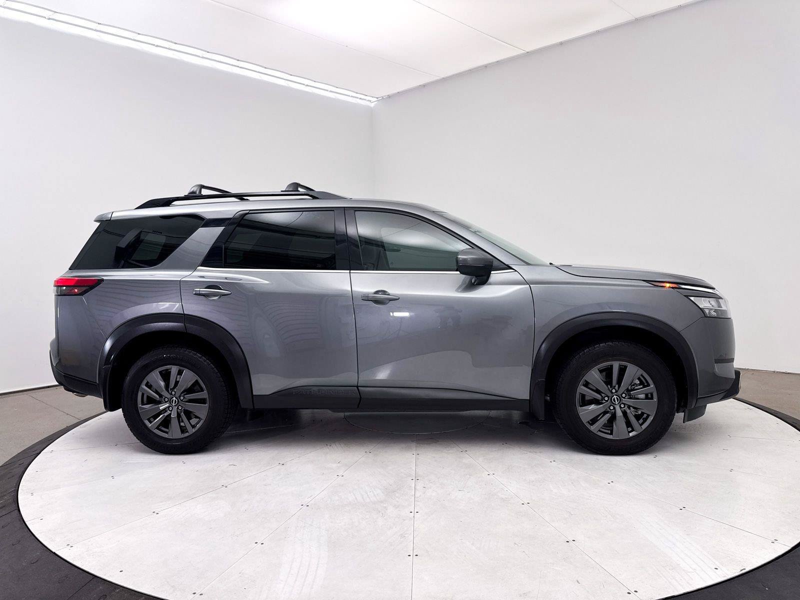 Used 2022 Nissan Pathfinder SV FWD image 40