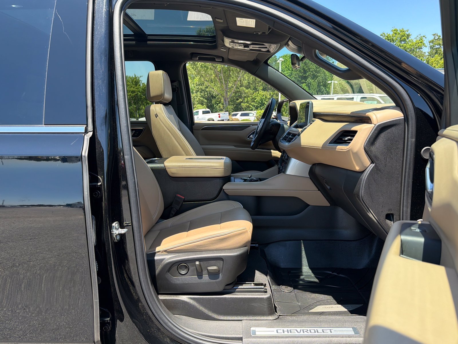 Used 2024 Chevrolet Suburban Premier w/ Premium Package RWD image 34