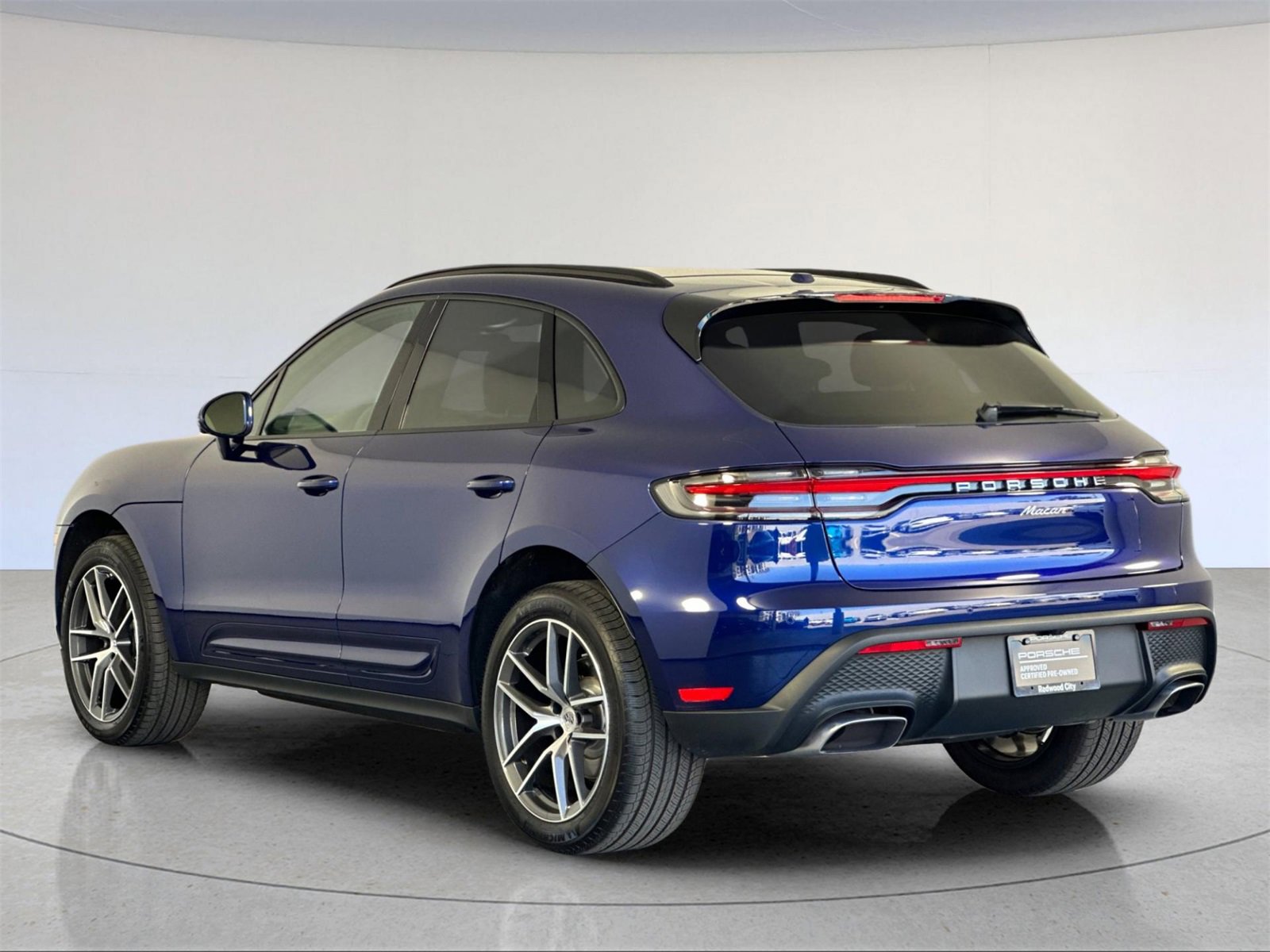 Used 2025 Porsche Macan image 3
