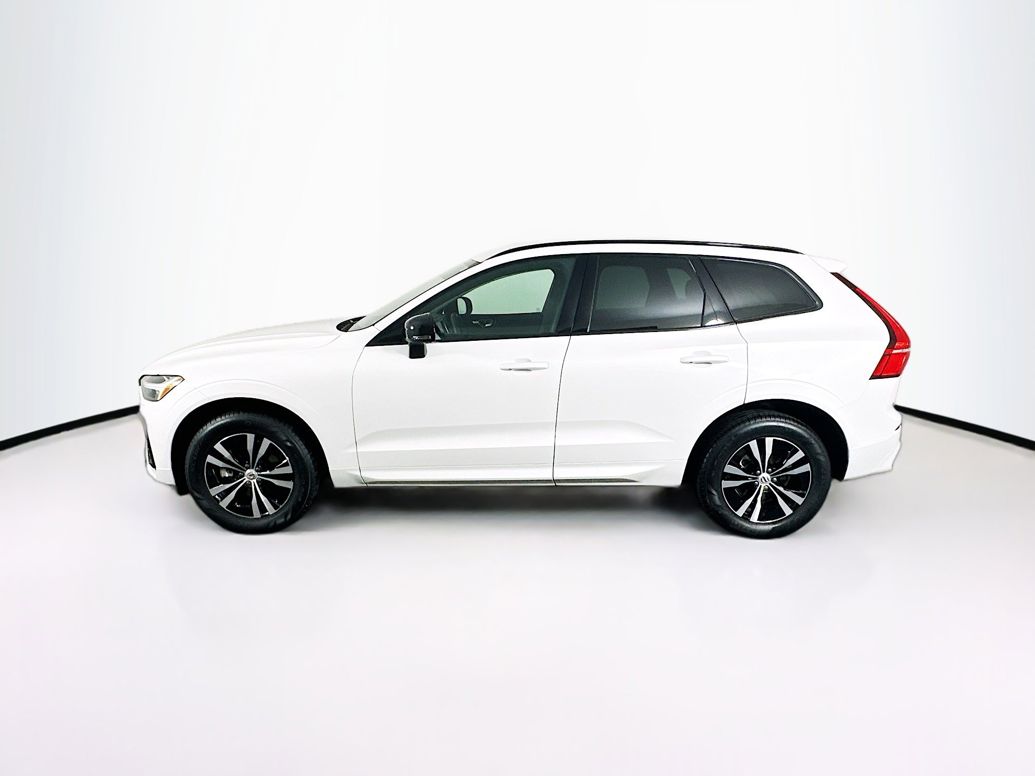 Used 2024 Volvo XC60 B5 Core image 4