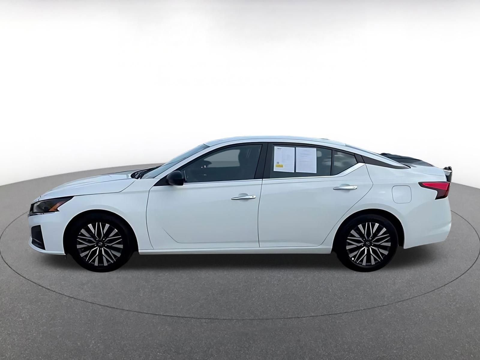 Used 2025 Nissan Altima 2.5 SV FWD image 9
