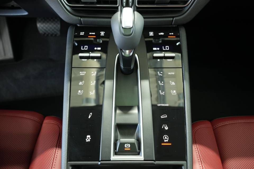 Certified 2025 Porsche Macan AWD/4WD image 23