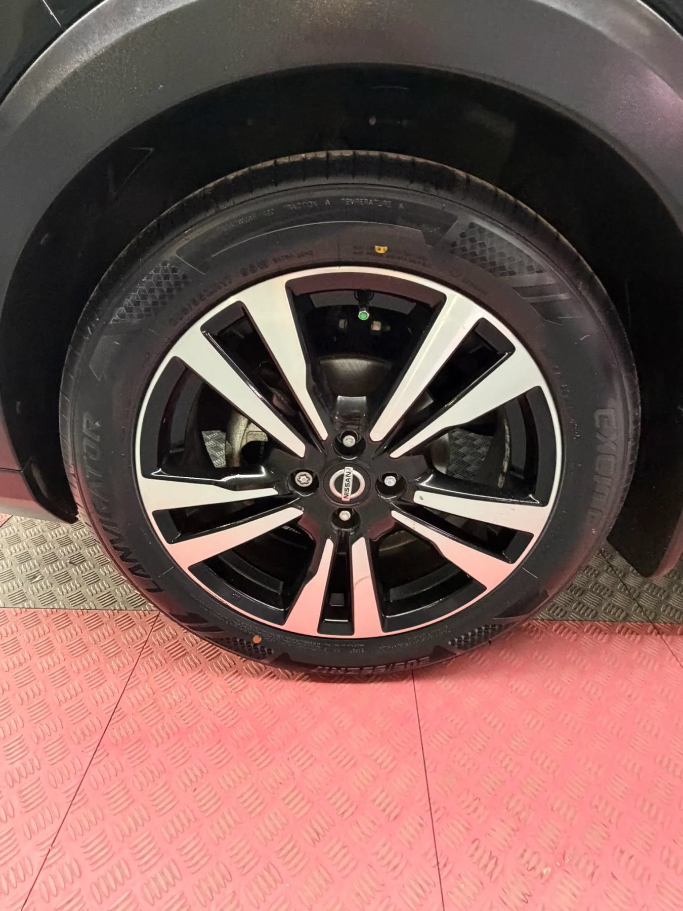 Used 2018 Nissan Kicks SV FWD image 35