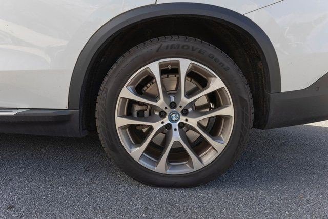 Used 2024 BMW X5 xDrive50e image 3