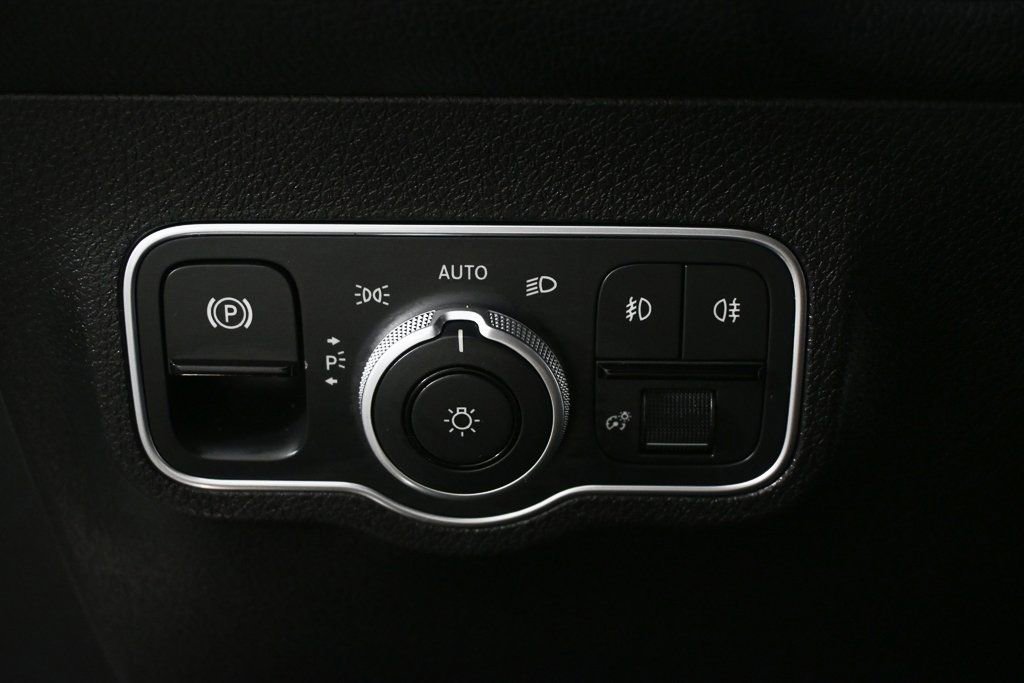 Used 2025 Mercedes-Benz GLB 250 image 9