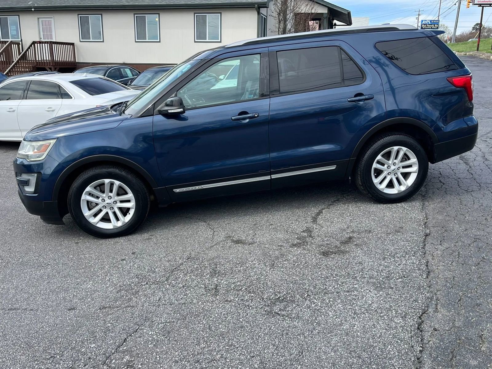 Used 2017 Ford Explorer XLT FWD image 4