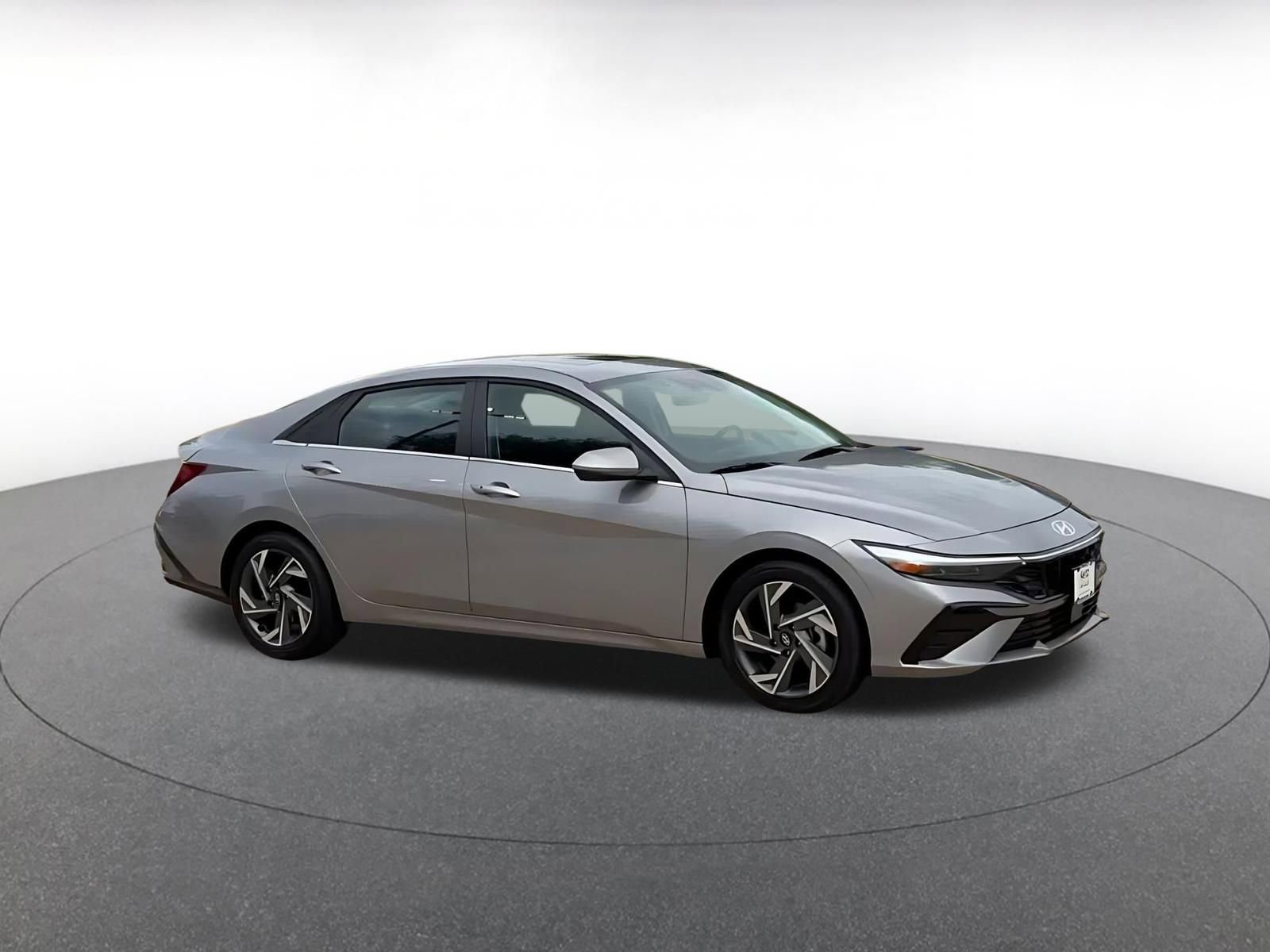 Used 2025 Hyundai Elantra SEL image 2