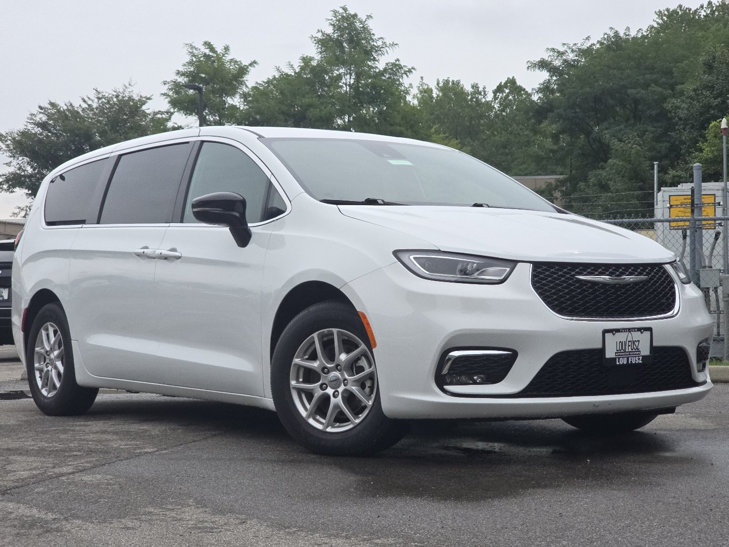 Used 2025 Chrysler Pacifica Select