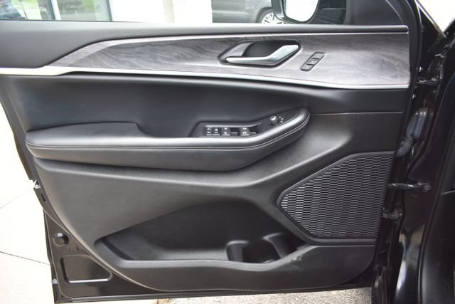 Used 2023 Jeep Grand Cherokee Limited AWD/4WD image 17