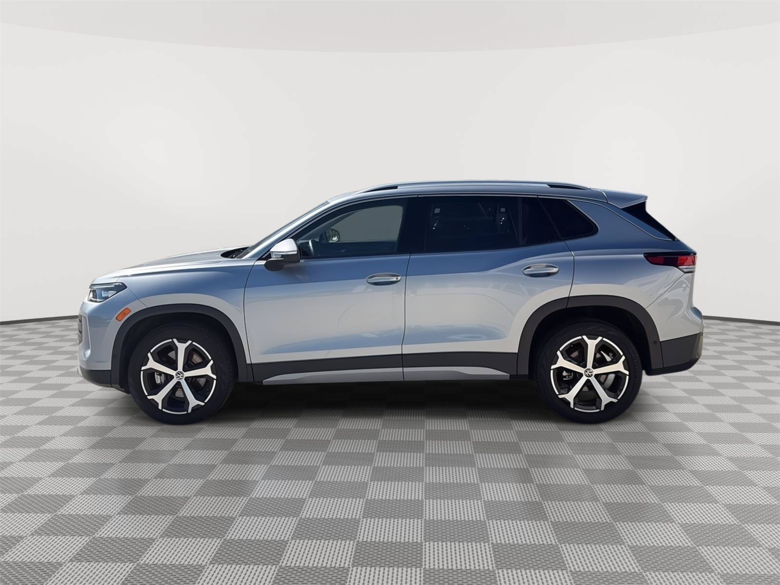Certified 2025 Volkswagen Tiguan SE w/ Panoramic Sunroof Package AWD/4WD image 9