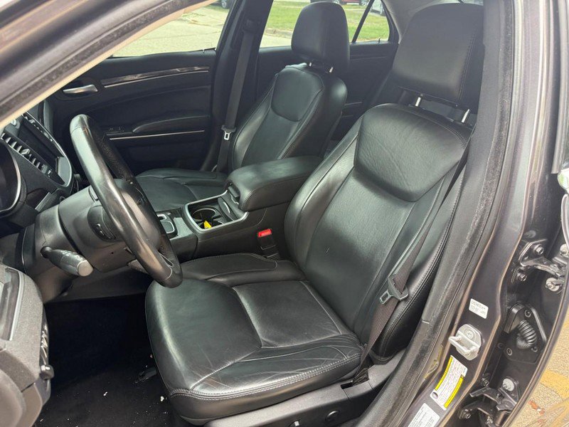 Used 2016 Chrysler 300 Limited RWD image 9