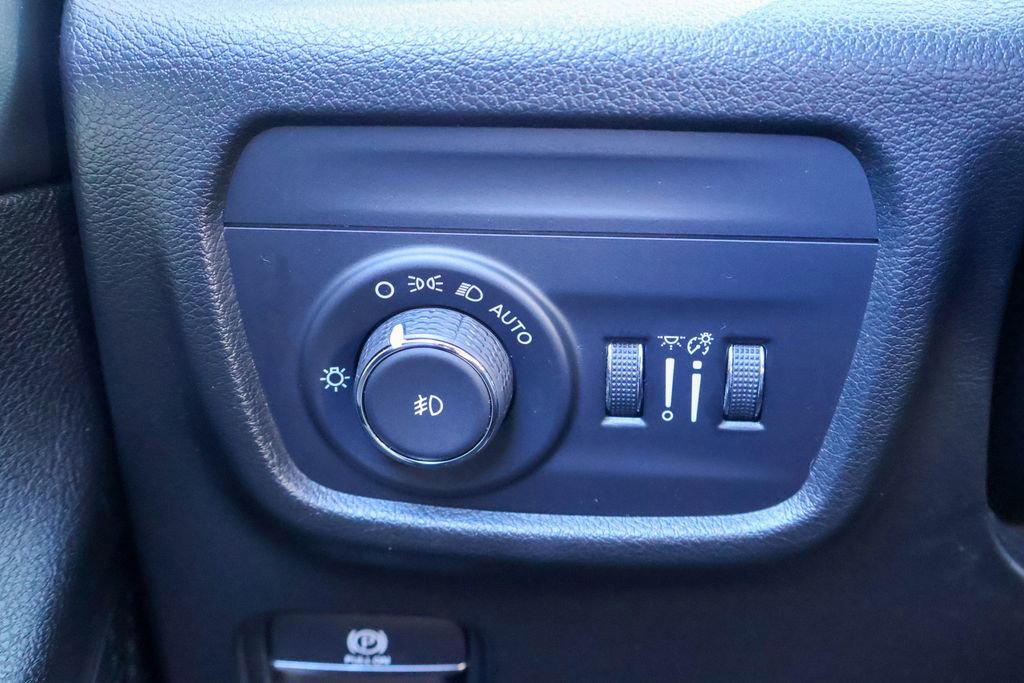 Used 2023 Jeep Grand Cherokee Limited w/ Luxury Tech Group II image 17