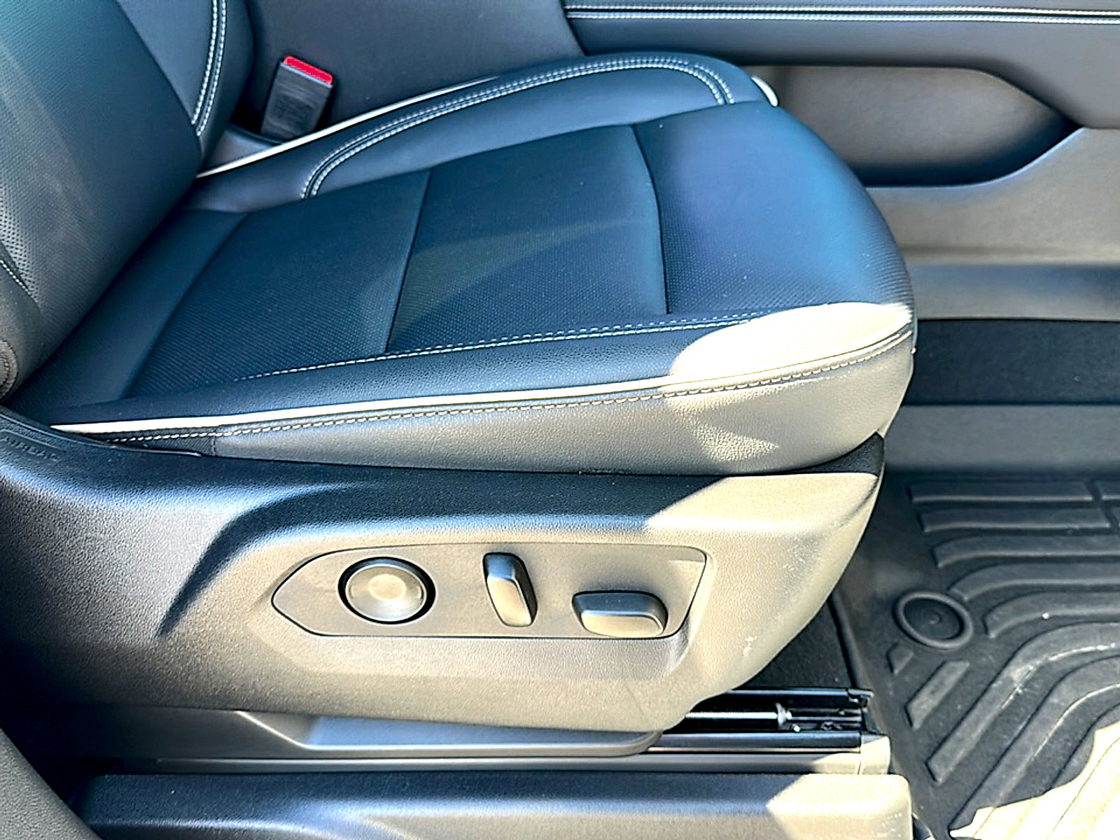 Used 2025 GMC Yukon XL Elevation image 26