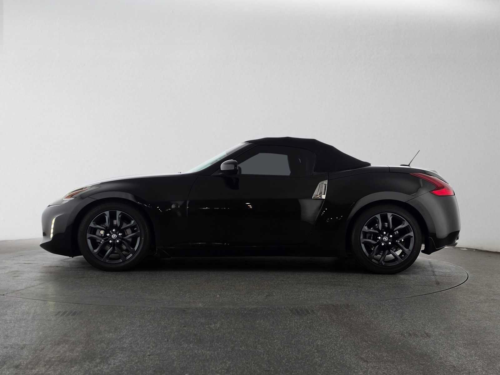 Used 2018 Nissan 370Z Touring RWD image 6