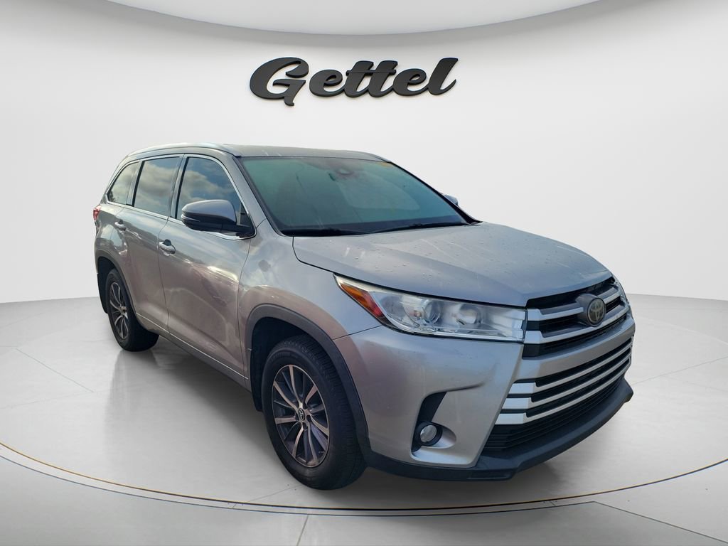 Used 2017 Toyota Highlander XLE image 3