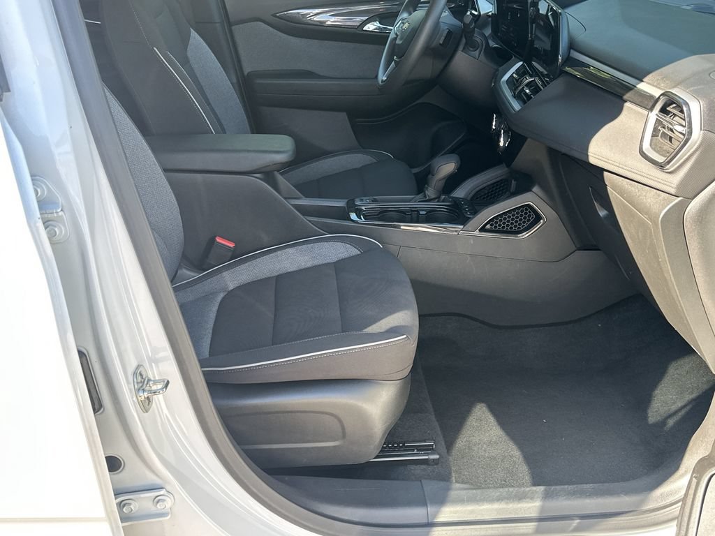 Used 2025 Chevrolet TrailBlazer LT FWD image 13