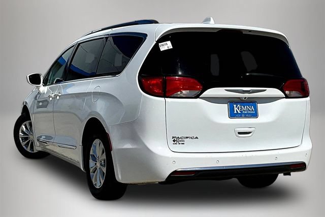 Used 2018 Chrysler Pacifica Touring-L FWD image 4
