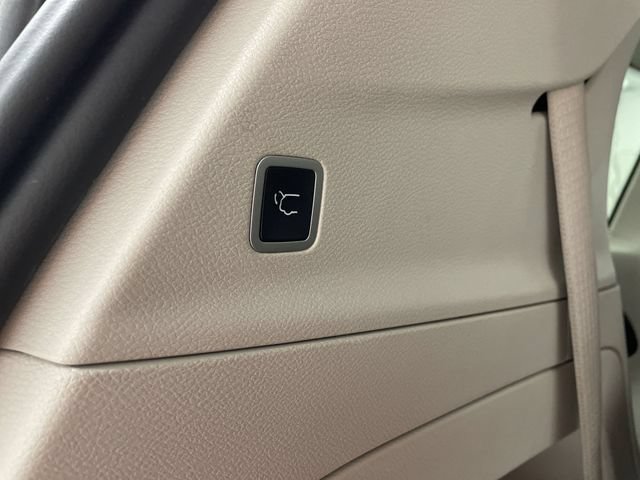 Used 2024 Chrysler Pacifica Touring-L FWD image 16