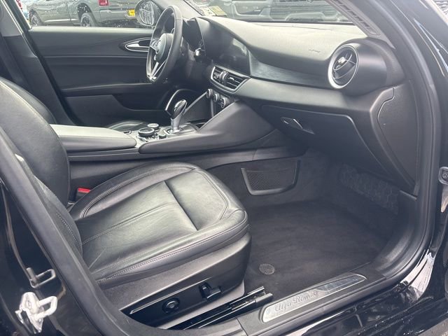 Used 2018 Alfa Romeo Giulia Base image 12