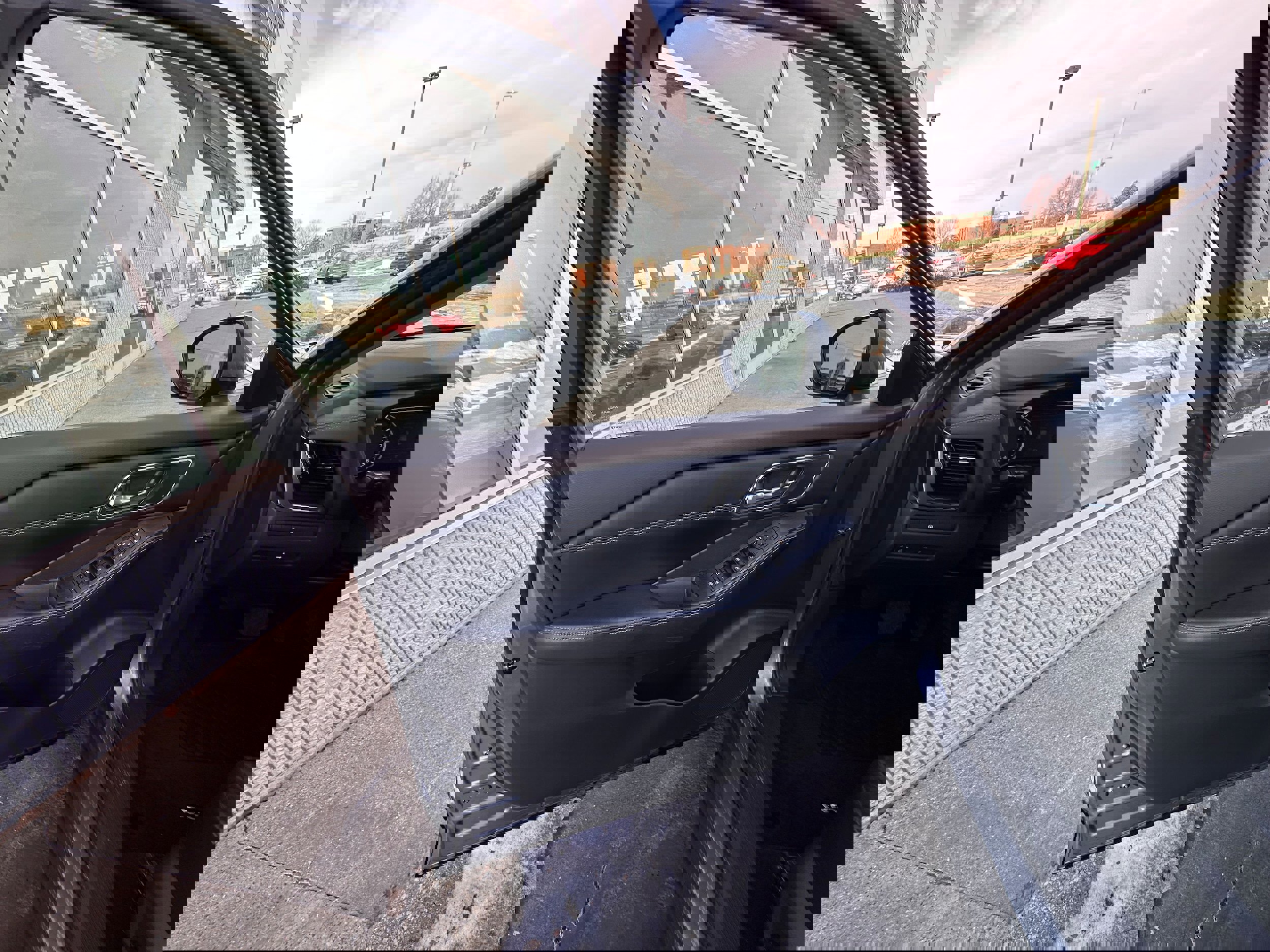 Used 2021 Nissan Rogue SV w/ Premium Package image 11