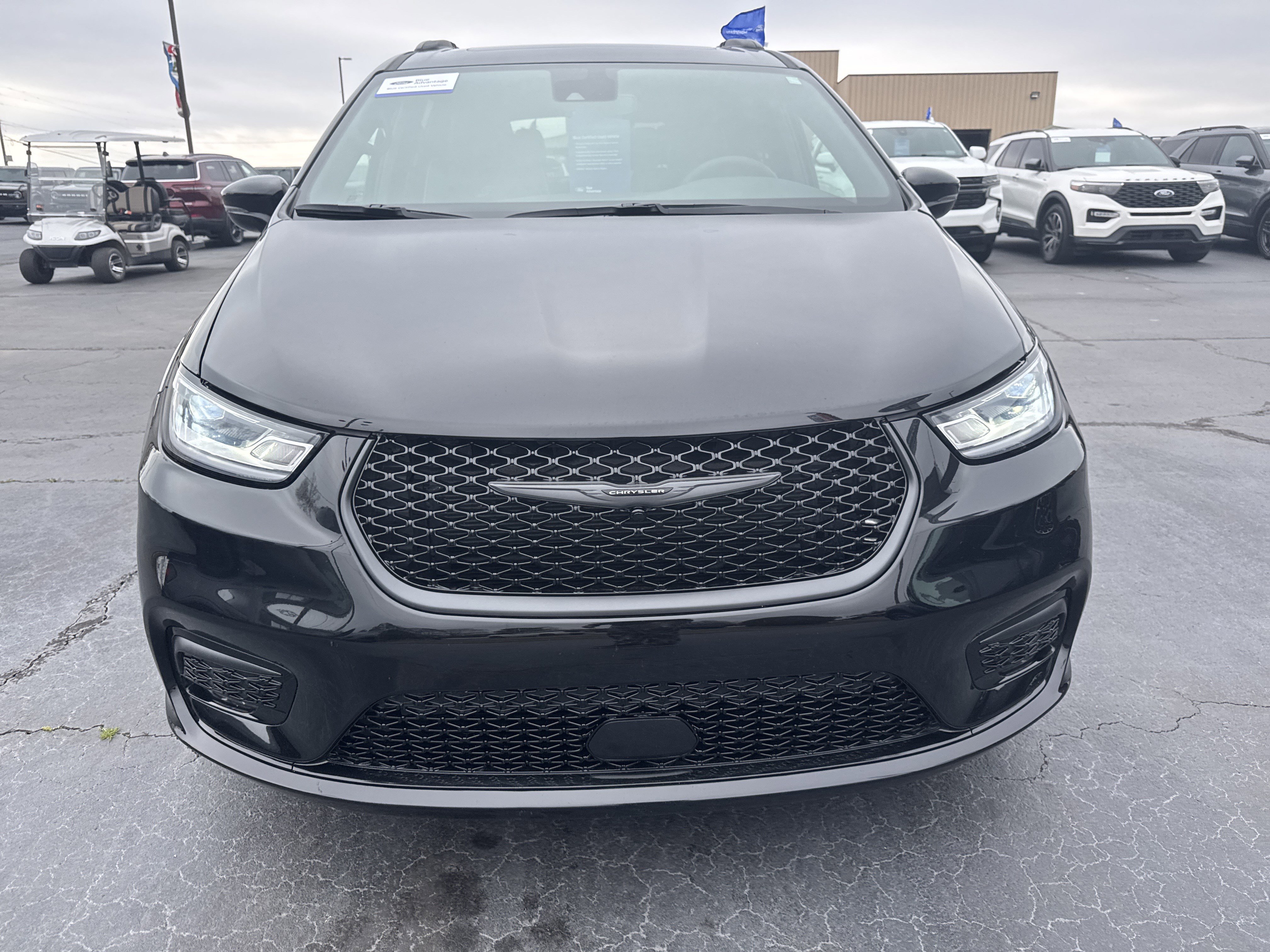 Used 2025 Chrysler Pacifica Limited image 3