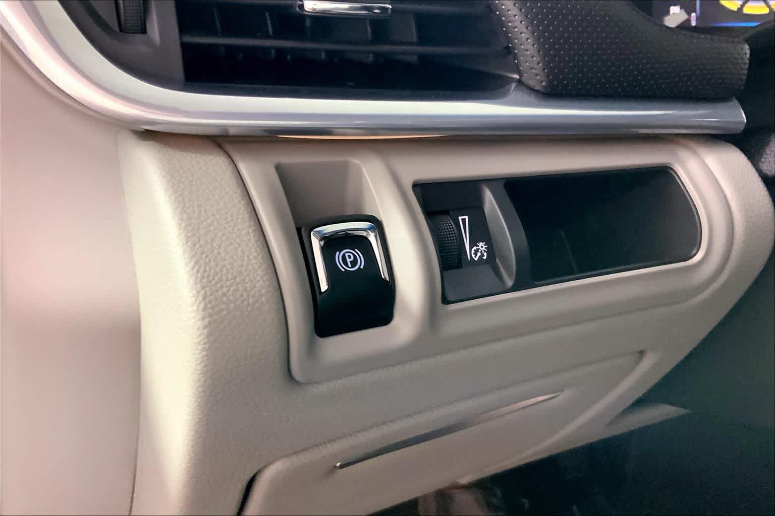 Used 2016 Cadillac XTS Luxury w/ Driver Awareness Package FWD image 33