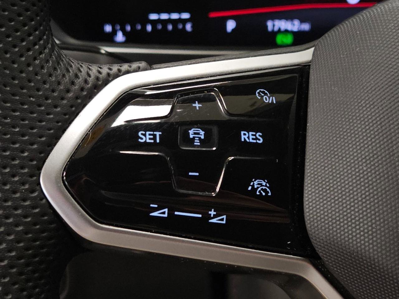 Used 2024 Volkswagen Tiguan SE R-Line image 18