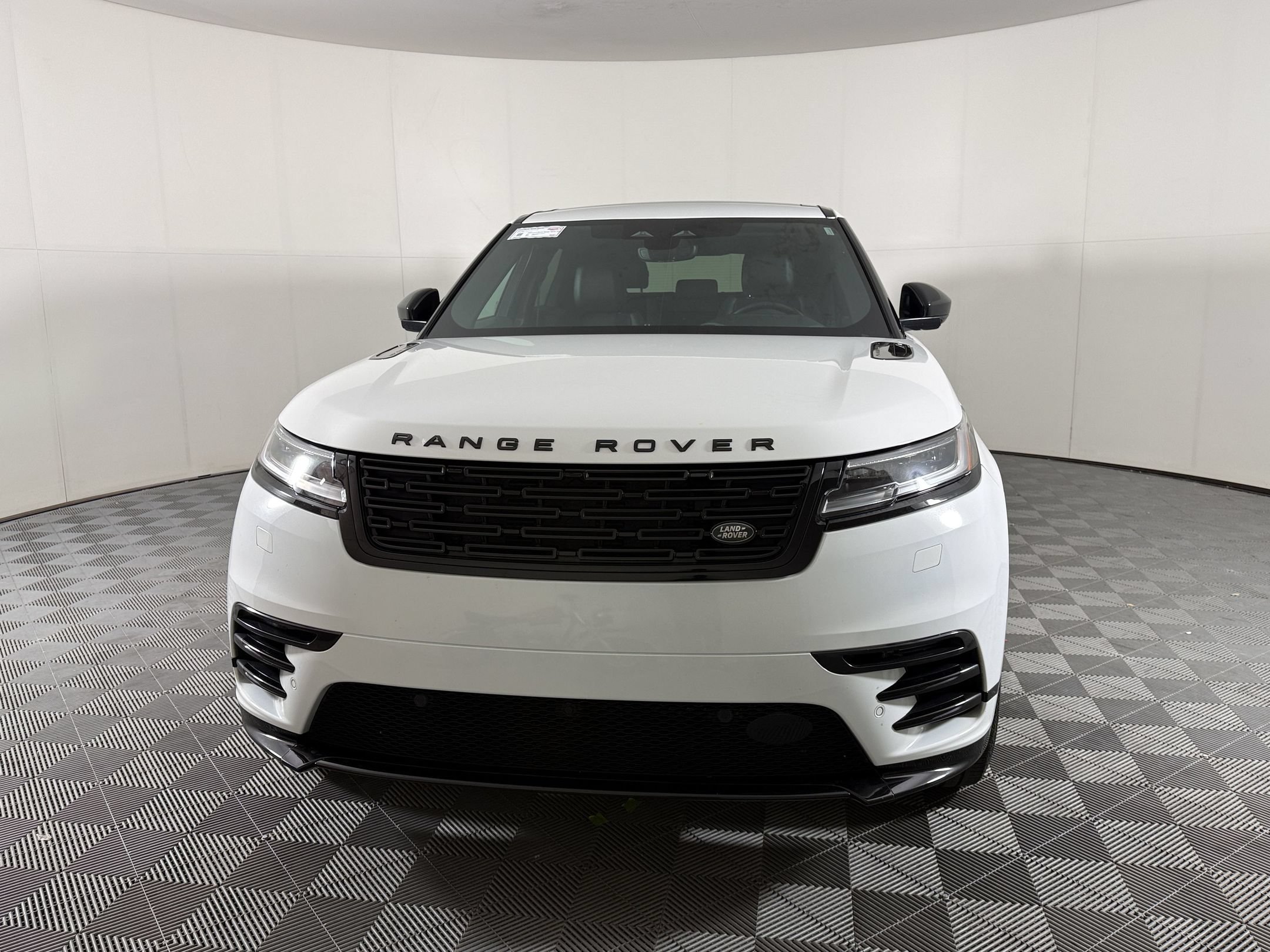 Used 2025 Land Rover Range Rover Velar Dynamic SE AWD/4WD image 6