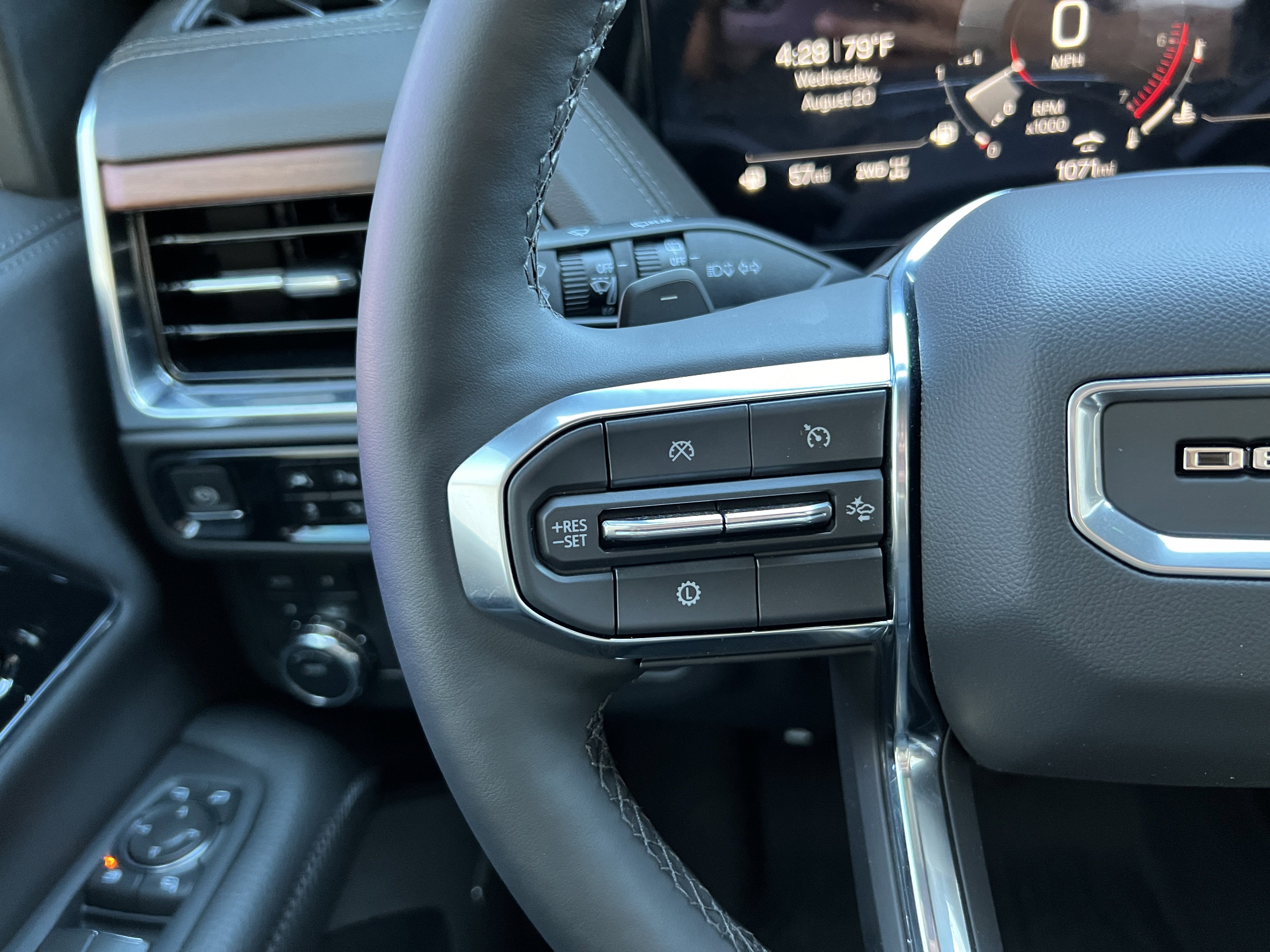 Used 2025 GMC Yukon XL Denali image 32