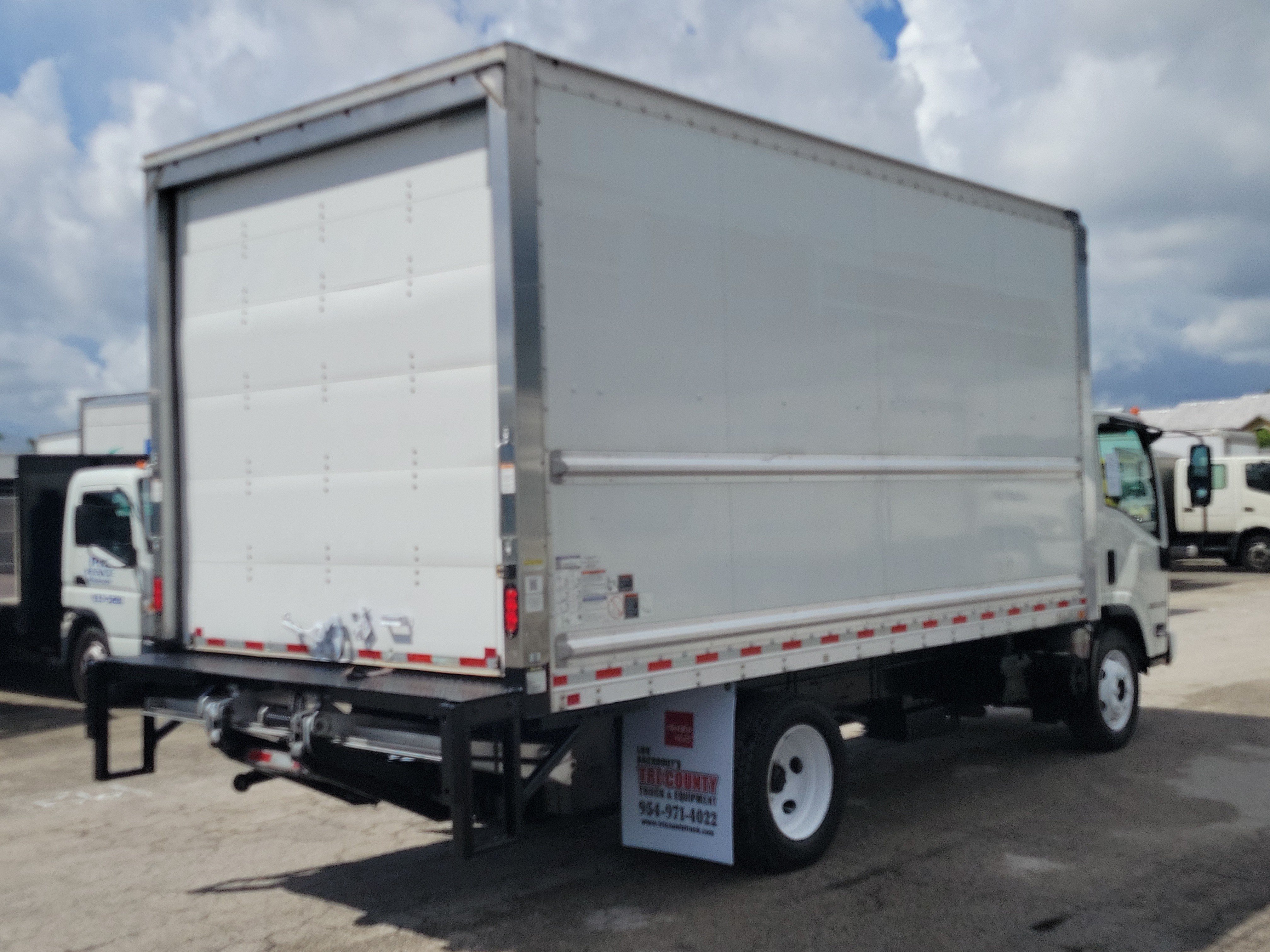 Used 2021 Isuzu NPR RWD image 3