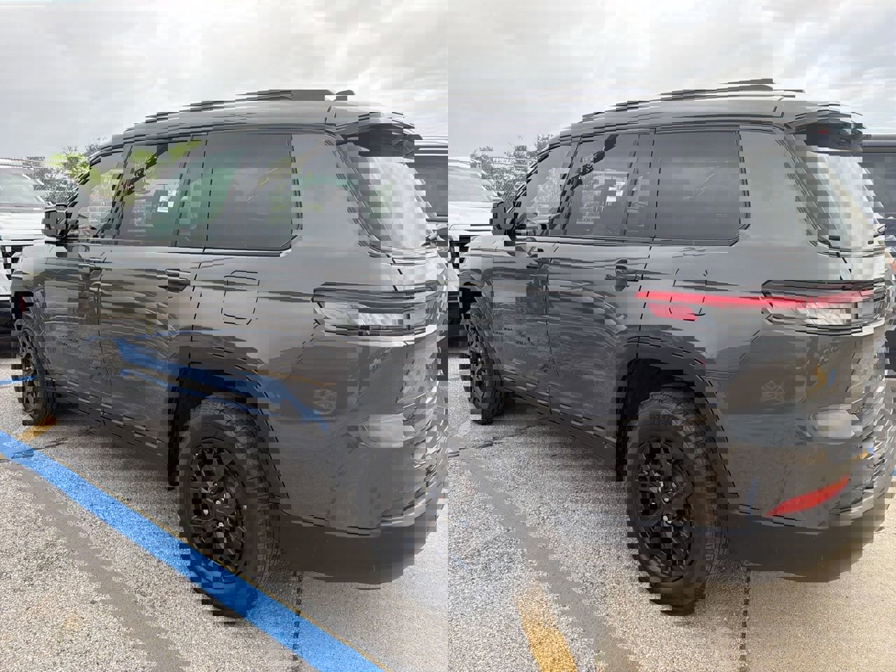 Used 2024 Jeep Grand Cherokee L Laredo AWD/4WD image 8