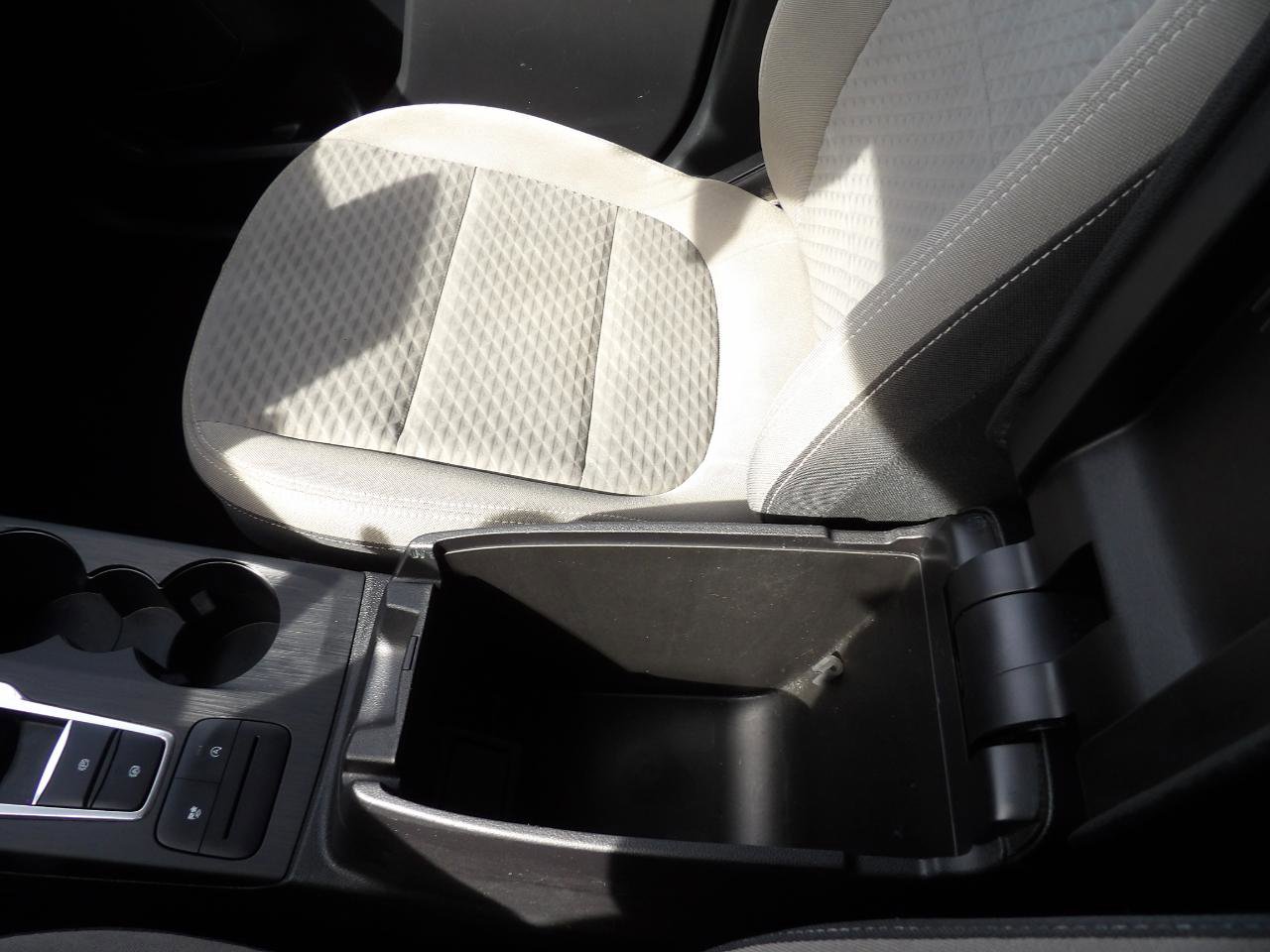 Used 2020 Ford Escape SE image 17