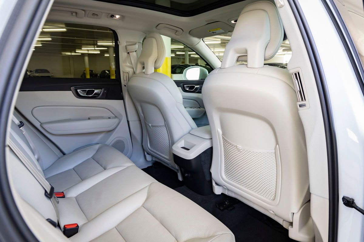 Used 2018 Volvo XC60 T5 Momentum w/ Vision Package image 25