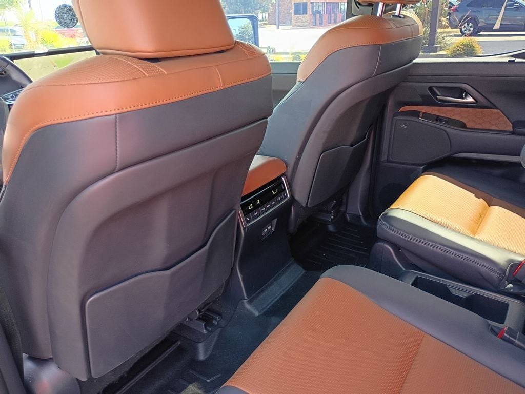 Used 2024 Lexus GX 550 w/ Accessory Package (Z1) AWD/4WD image 11
