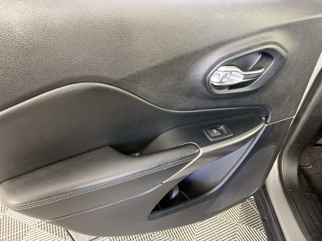 Used 2020 Jeep Cherokee Limited image 24