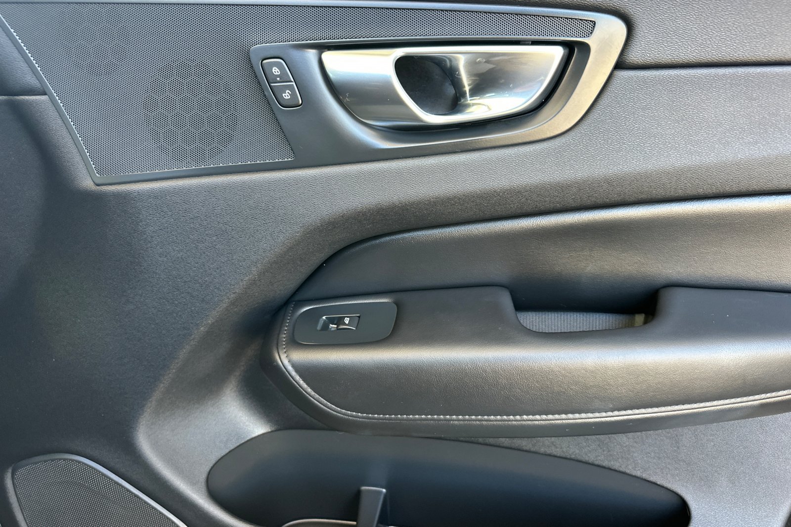 Certified 2025 Volvo XC60 B5 Plus AWD/4WD image 21